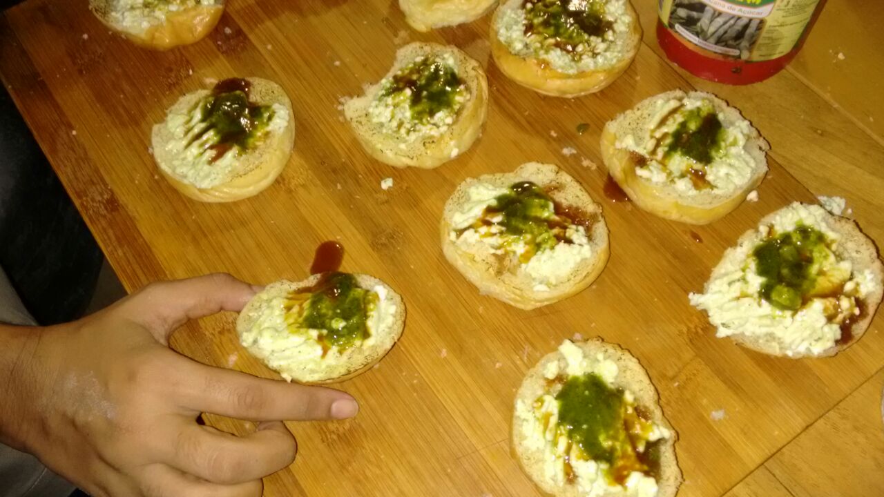 Canapés com uma cama de queijo cottage sobre pão ciabata artesanal, pesto de coentro e mel de engenho maçaricado. Crédito: Gever Silva